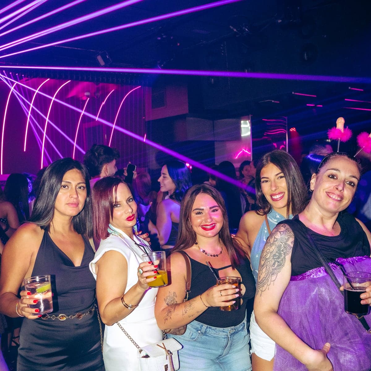Láser morado sobre la pista de baile de MOMA Bilbao
