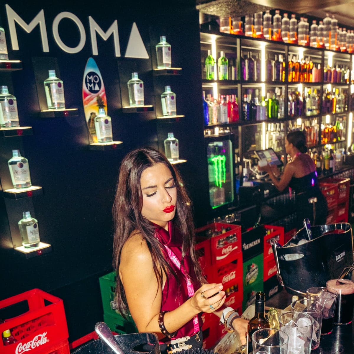 Barra de MOMA Bilbao con el botellero iluminado