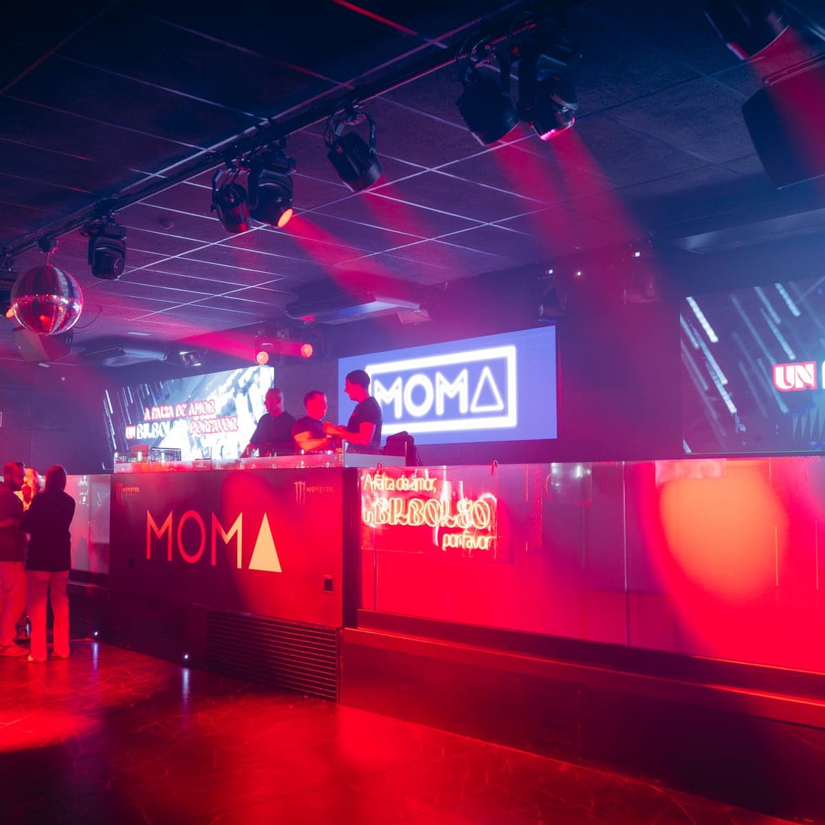 MOMA Bilbao vacío, con la cabina y la pista iluminadas
