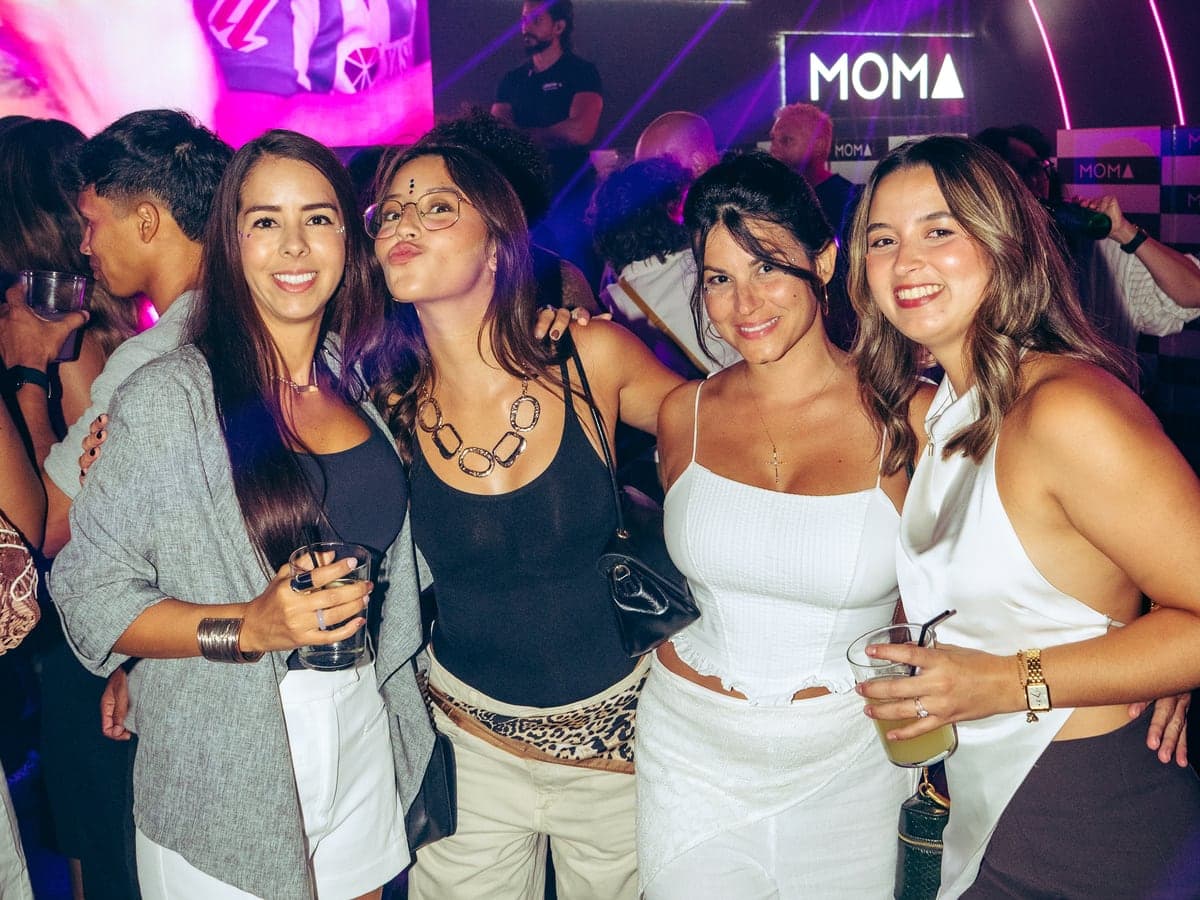 Grupo arreglado pasando la noche en MOMA Bilbao