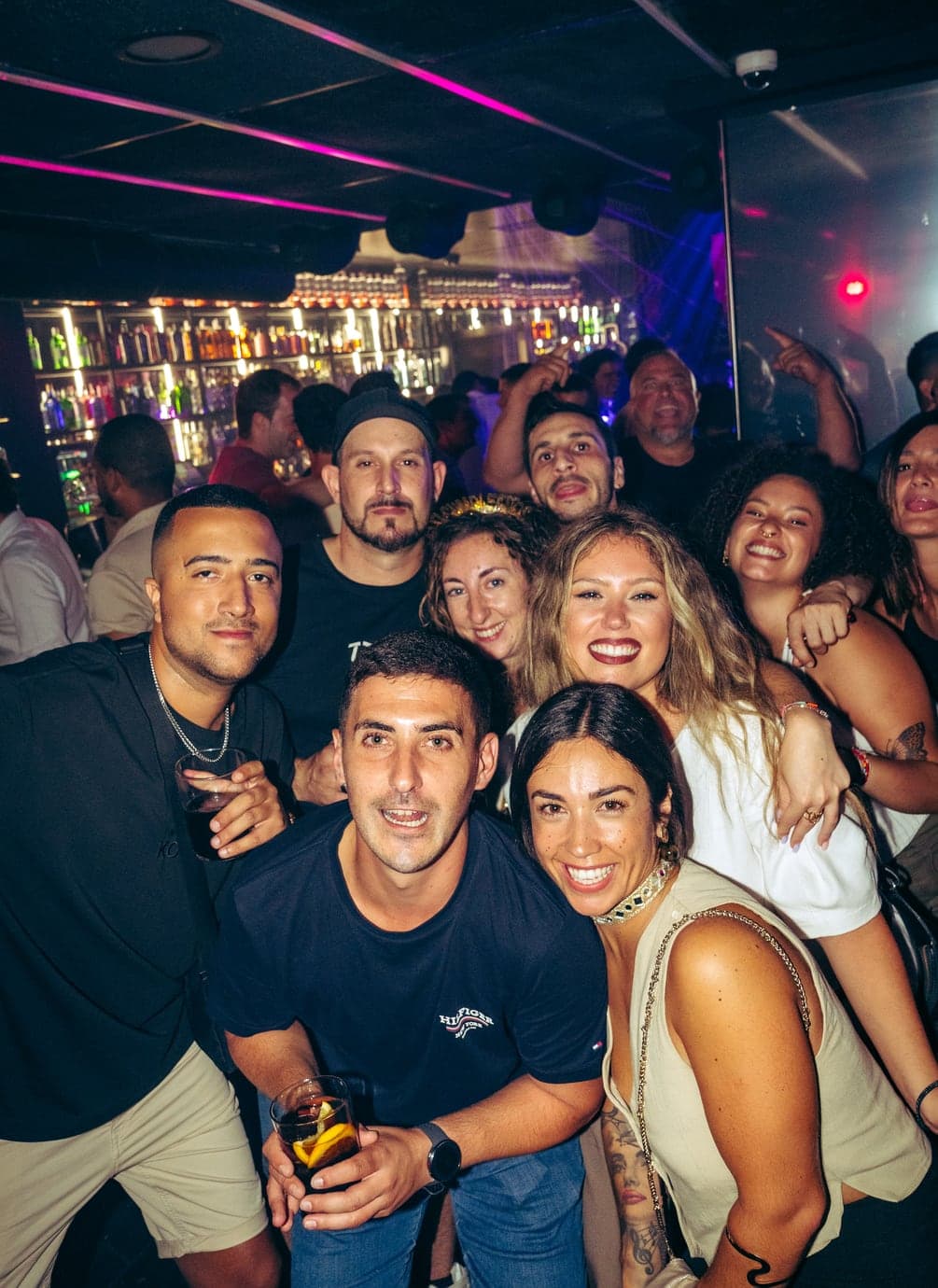 Grupo de gente ante el botellero de la barra de MOMA Bilbao