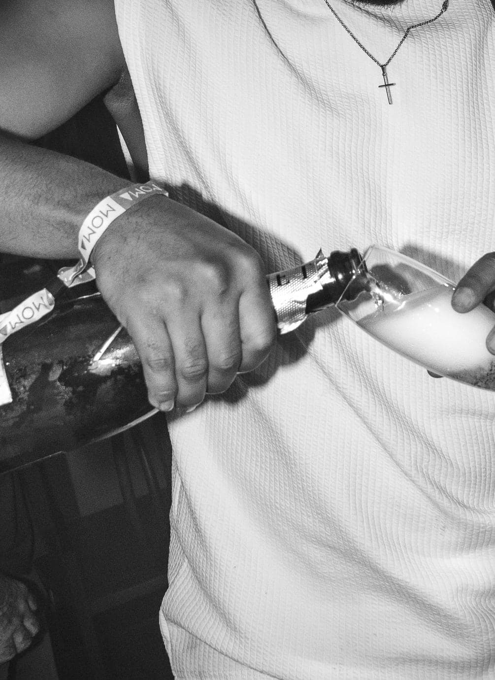 Cava servido con la pulsera de MOMA en el reservado VIP